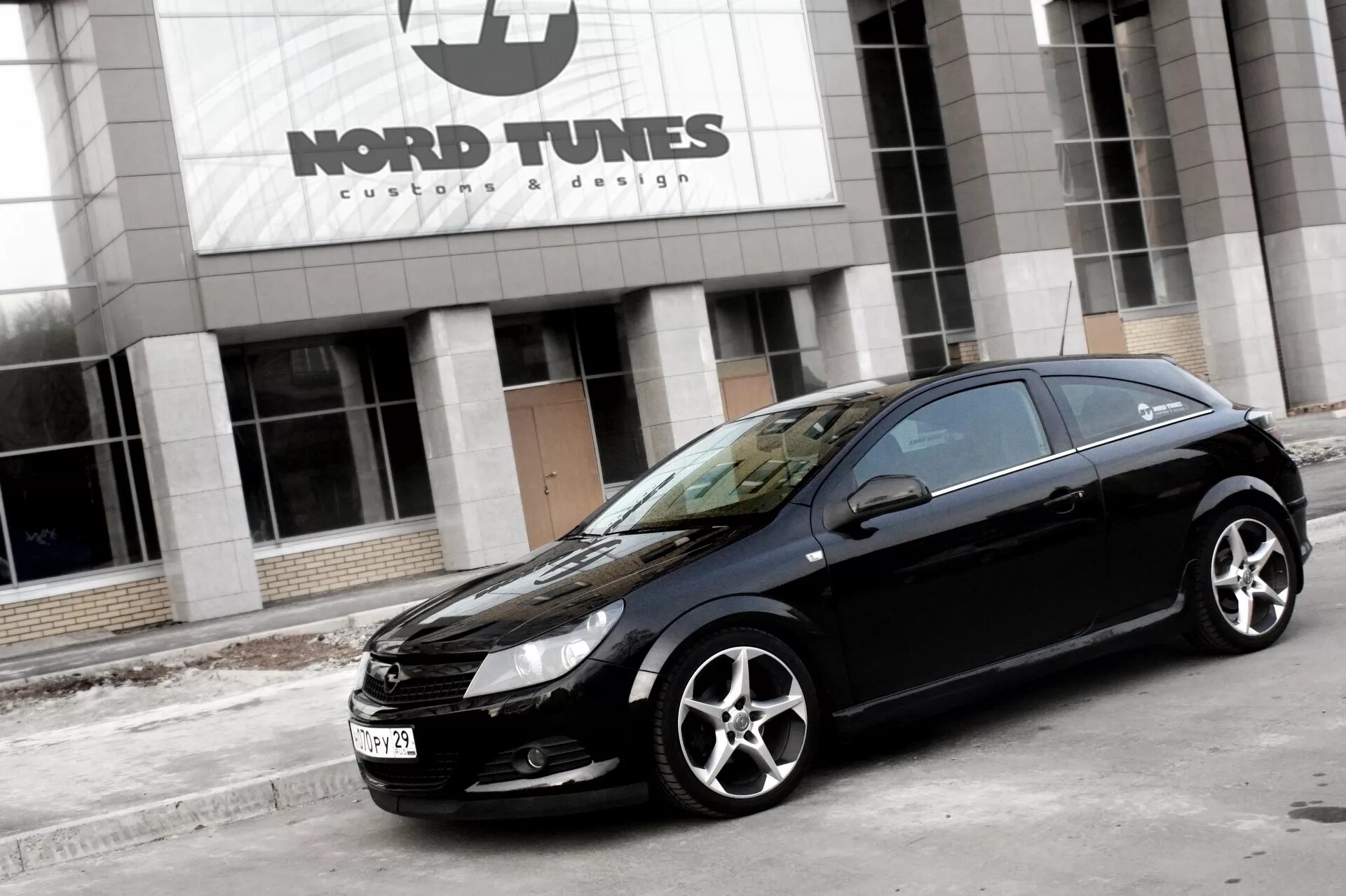 Opel astra черный. Opel Astra h GTC r18. Opel Astra GTC H Black Tuning.