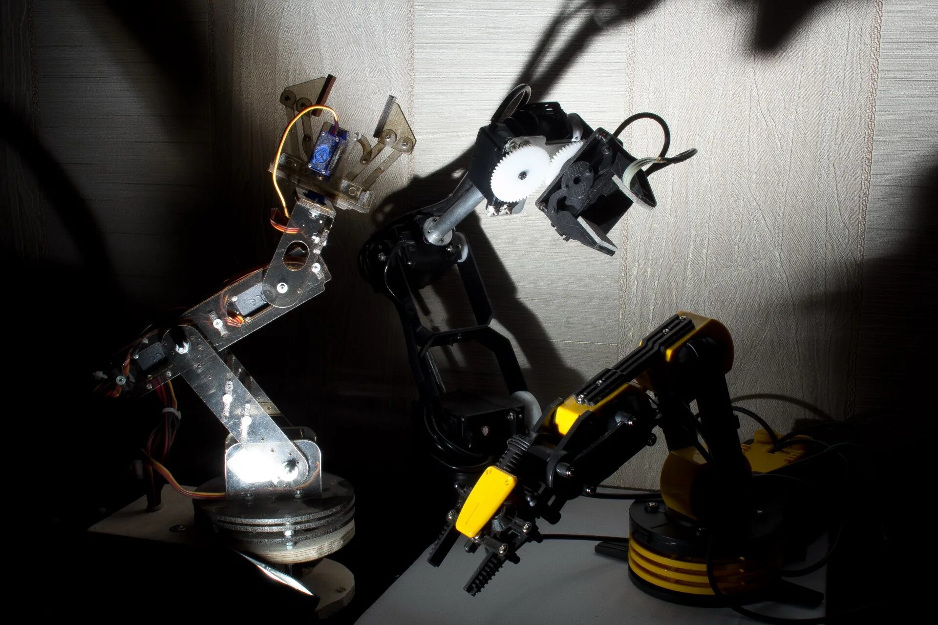 клешня мытищи. перчатки клешни краба. раковарня королев. скрещенные клешни. клешни для игр на телефоне.