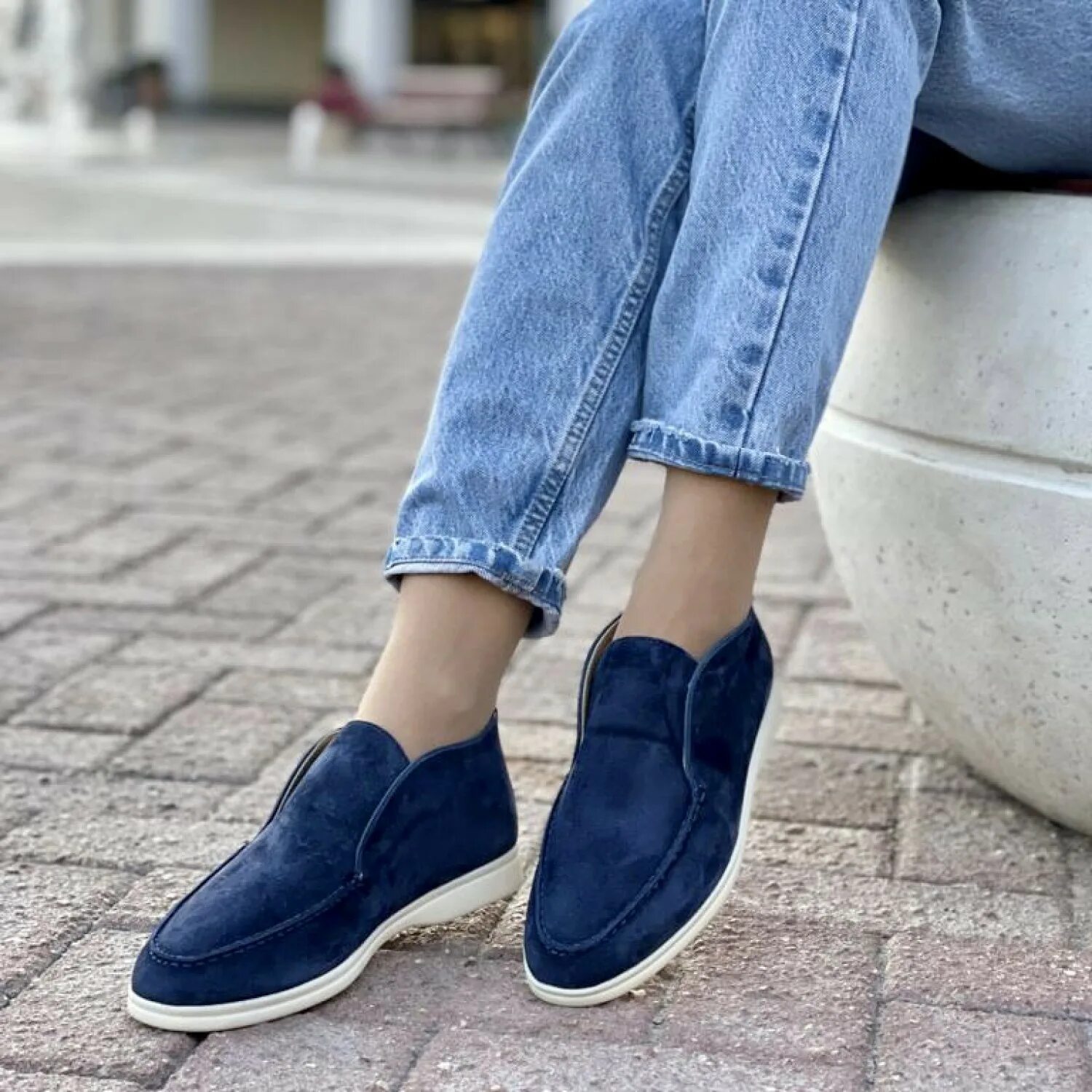 Зимние замшевые лоферы loro piana open walk. Лоферы loro piana с широкими джинсами. Серые лоферы обувь. Clarks originals wallabees. Open walk.