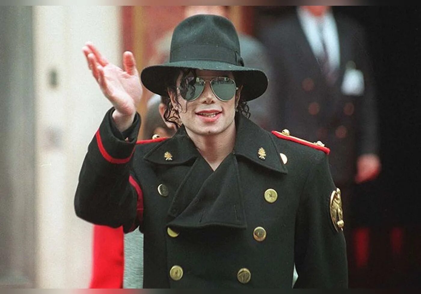 Michael jackson 2004. Michael jackson mtv 1995. Michael jackson 1994. Michael jackson в костюме. Какой зз у майкла джексона.