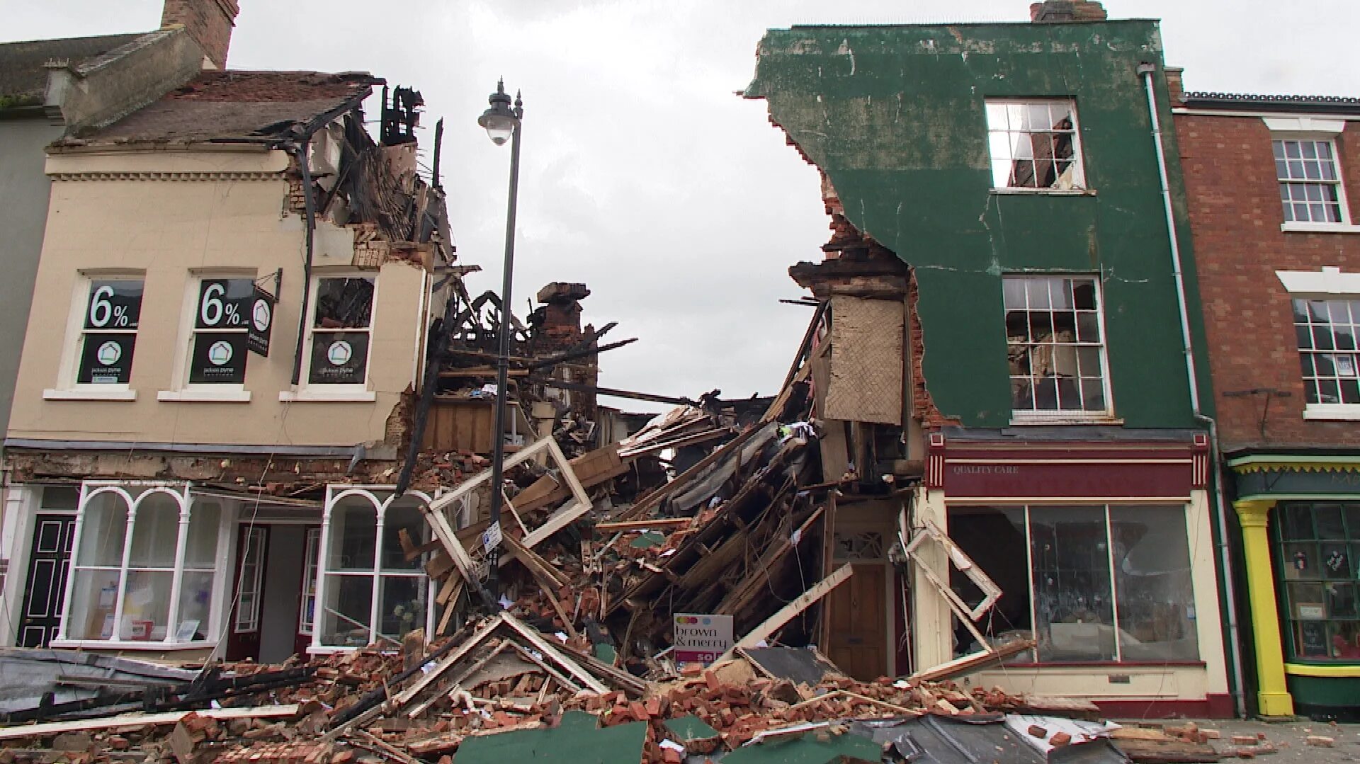 заброшки в шарыпово. заброшенные здания в шарыпово. здании опасным для людей. разрушение зданий. пожар в здании.