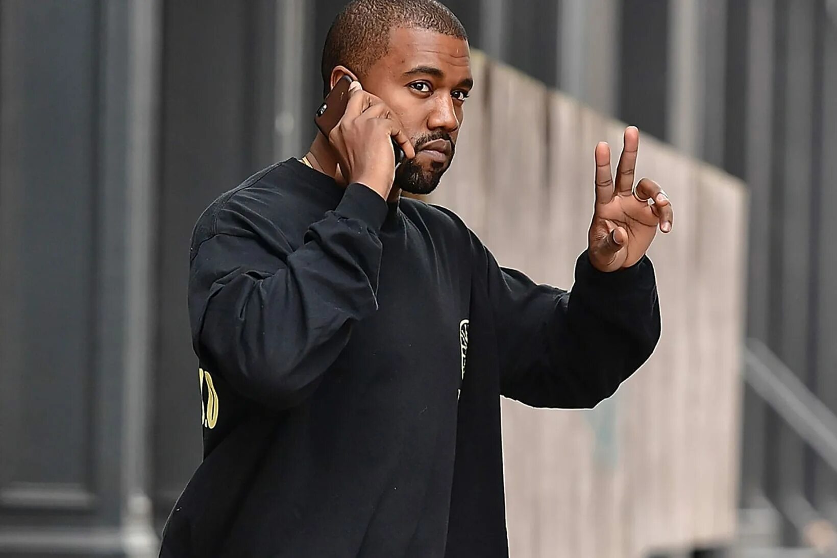 Kanye концерт. Хор канье уэста. Kanye west с табличкой. Канье москва билеты. Канье москва билеты.