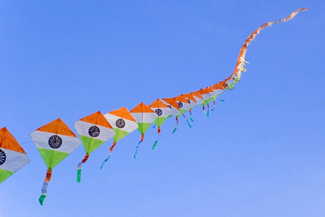 фестиваль воздушных змеев. воздушный змей. красивый воздушный змей. международный фестиваль воздушных змеев вэйфан. Genshin танцующие звери и пестрые воздушные змеи.