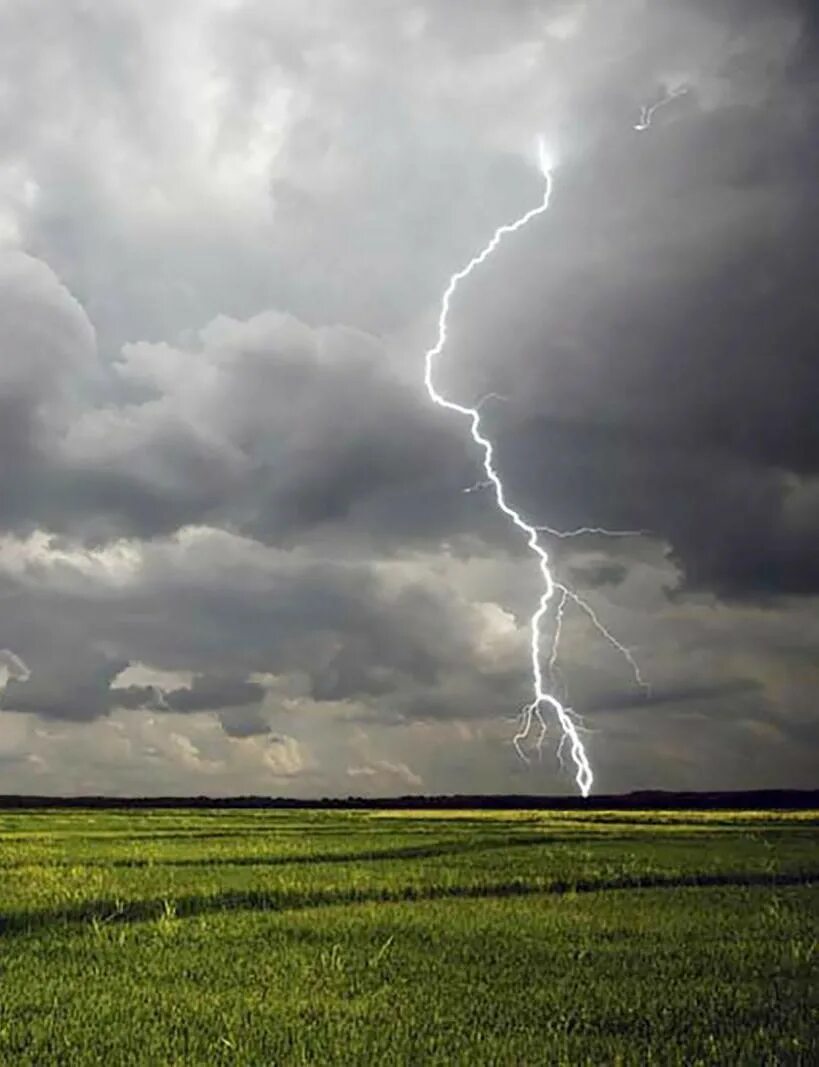 гул приближающийся грозы. закат. дождь и молния. пейзаж ненастье. приближение грозы.