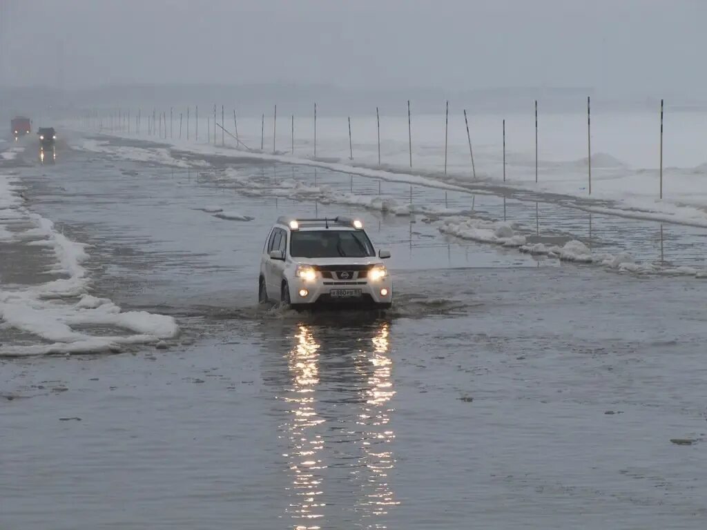 Дорога Лабытнанги Салехард. Ледяная дорога Обь. Машина в воде весной. Лабытнанги температура.