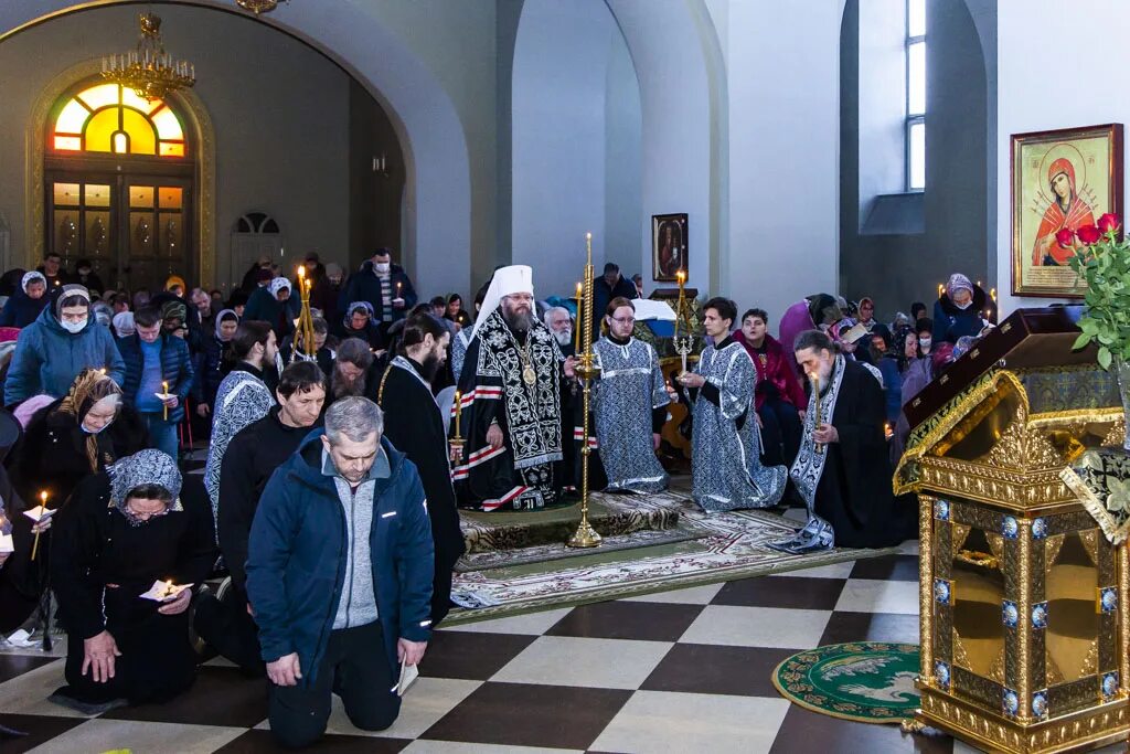 Великое повечерие среда первой седмицы великого поста. Женский монастырь. Священники в храме Вознесенском монастыре Московская Тамбов. Канон Андрея Критского слушать среда Сретенский монастырь. Что едят в монастыре в первую неделю поста.