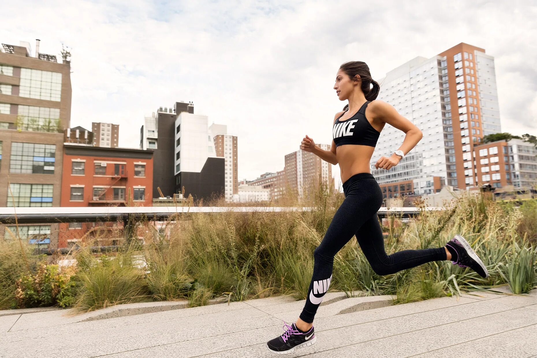 Nike Running. Спортивные девушки. Спортивная девушка бежит. Спортивная девушка бегает.