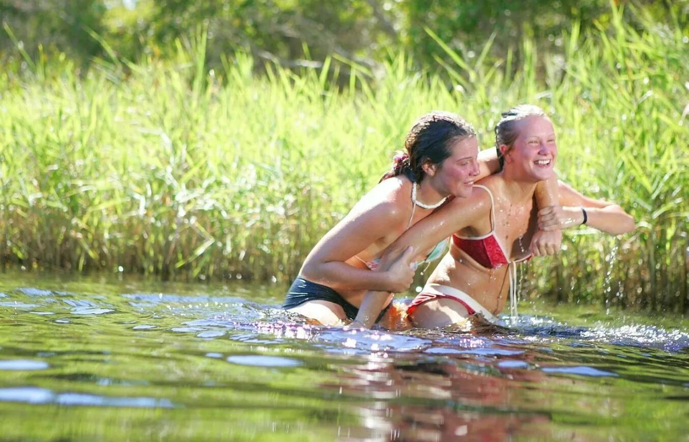 Девушки купаются в озере. Девчонки купаются в реке. Женщины купаются в реке в фильмах. Купание девушек на речке.
