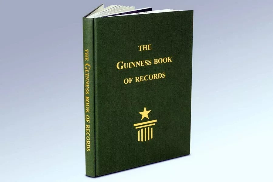 История книги гиннесса. Книга рекордов Гиннесса 1955 года. Книга рекордов Гиннесса первое издание. Первый экземпляр книги. Первая книга рекордов Гиннесса 1955 фото.