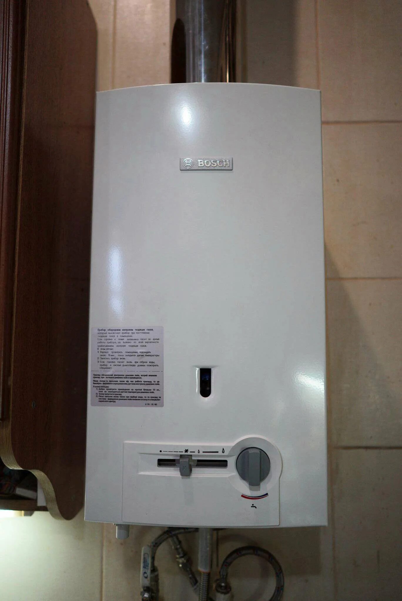 Bosch wr 15-2p23. Газовая колонка bosch wr10-2p23 пьезорозжиг. Газовая колонка бош therm 4000 0 не зажигается. Bosch колонка на стене. Bosch therm 2000 o w 10 kb.