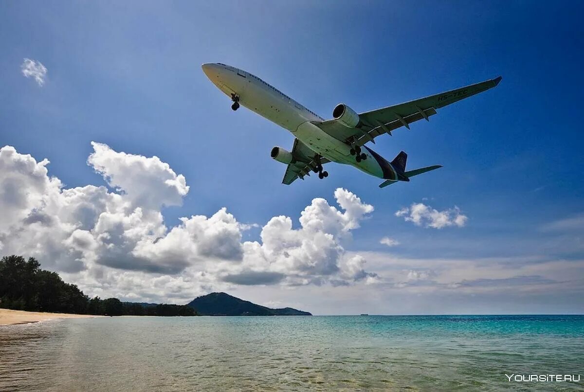 Самолет над головой. Аэропорт Тайланда Пхукет. Тайланд пляж май Кхао. Самолет над морем. Самолет над океаном.
