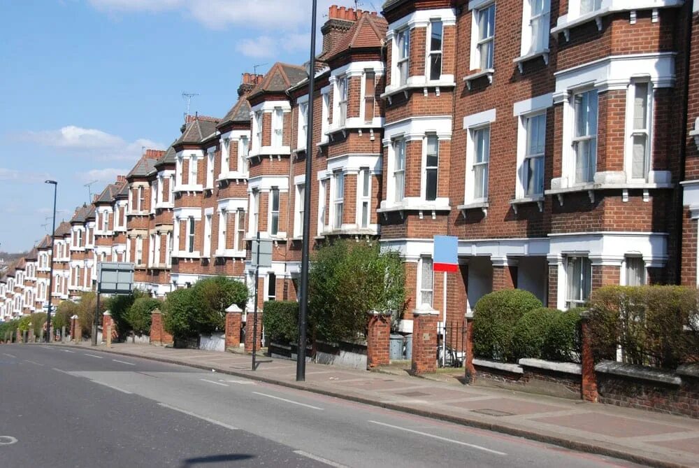 Housing in uk. Terraced House uk. Terraced House in Britain. England terraced House. Terraced House Italy.