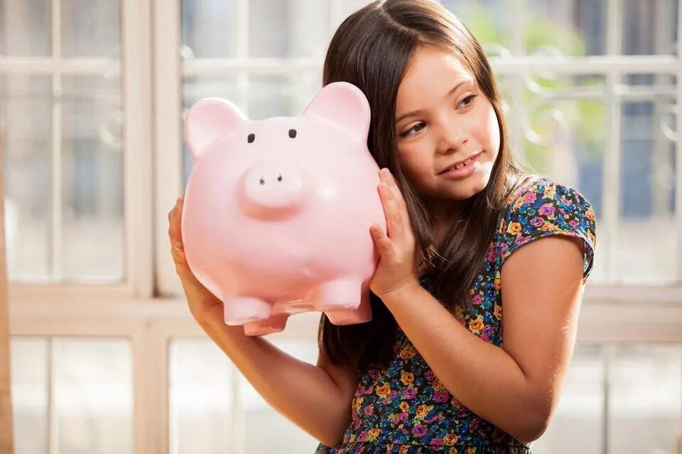 Piggy bank piggybank net ru. Копилка для детей. Девушка с копилкой. Копилка для девочек. Малыш с копилкой.