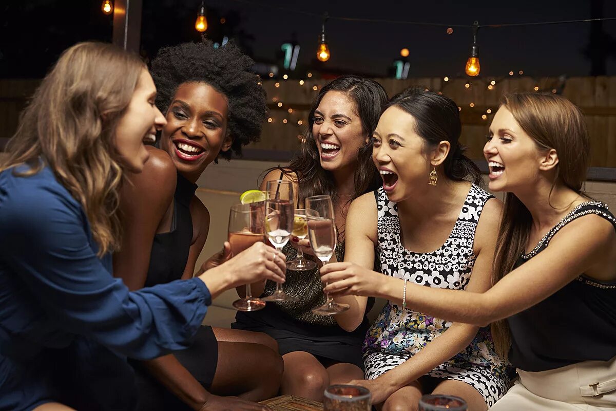 Подруги в баре. Женщины на вечеринке. Женщины веселятся. Вечеринка в баре.
