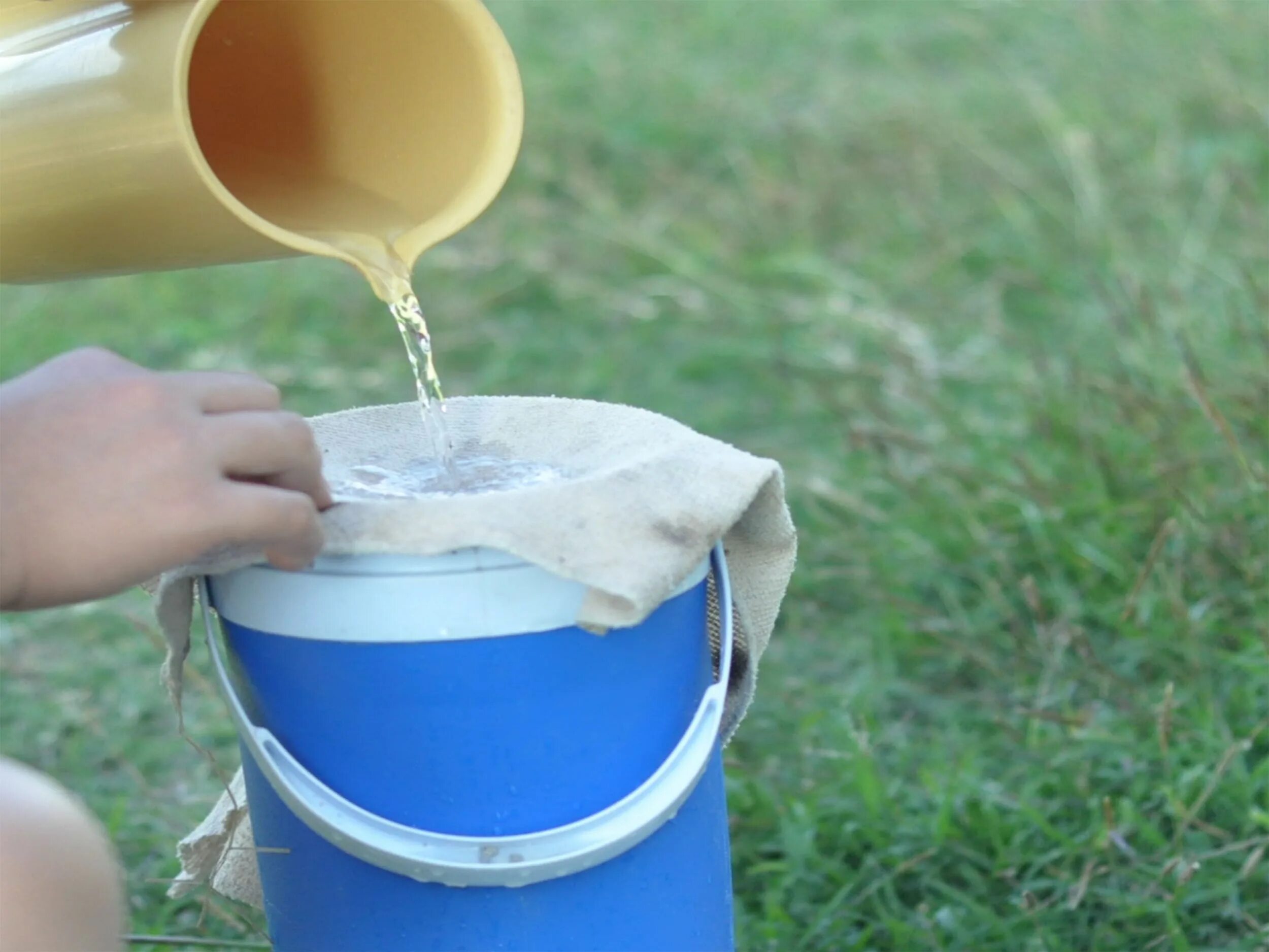 Фильтрование воды. Процедить воду. Фильтрация воды марлей. Фильтрование воды в походных условиях. Желтая вода фильтр