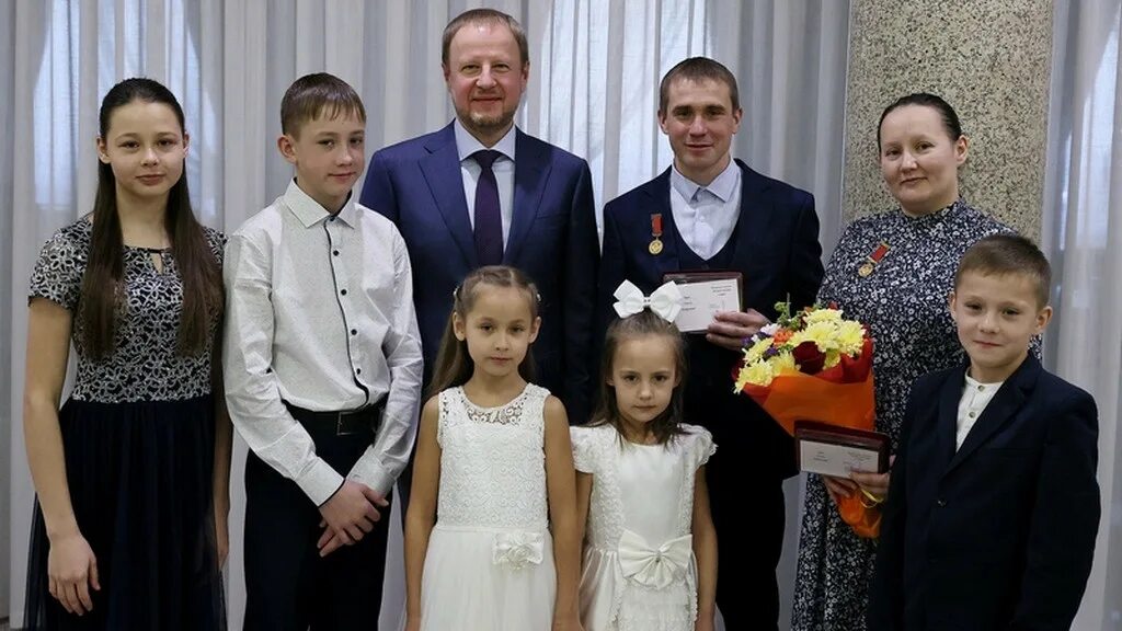 Многодетная семья. Многодетные семьи Алтайский край. Награждение многодетных матерей 2022. Награждение многодетных семей в Мурманске.