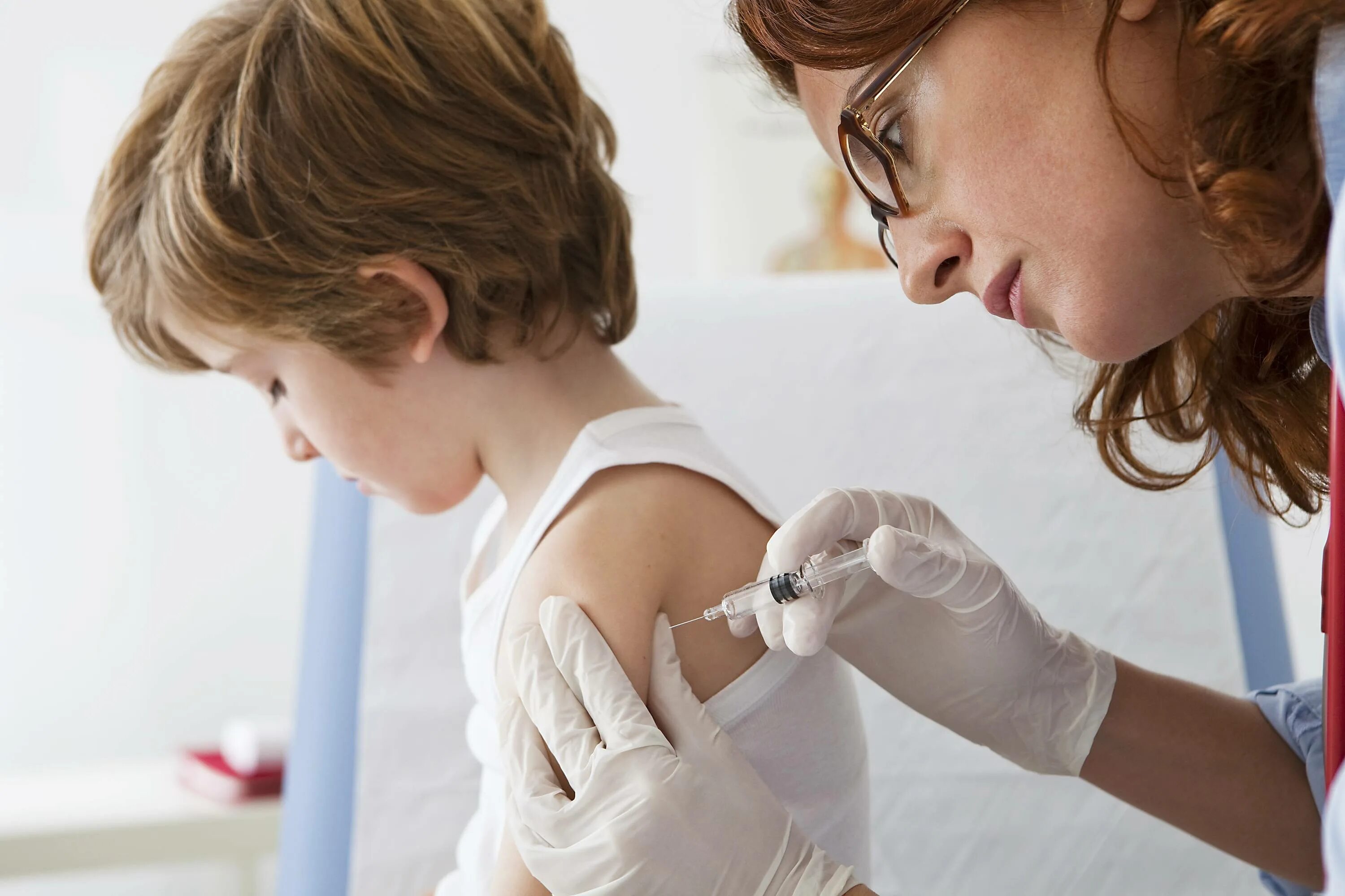 Вакцинация детей. Дифтерия вакцинация. Укол под лопатку детям. Дифтерия вакцинация детей.