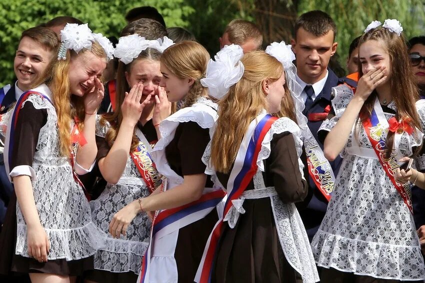 Девятиклассники и одиннадцатиклассники. Одиннадцатиклассники. Красивый одиннадцатиклассник. Одиннадцатиклассники с цветами. Сарафаны для одиннадцатиклассников.