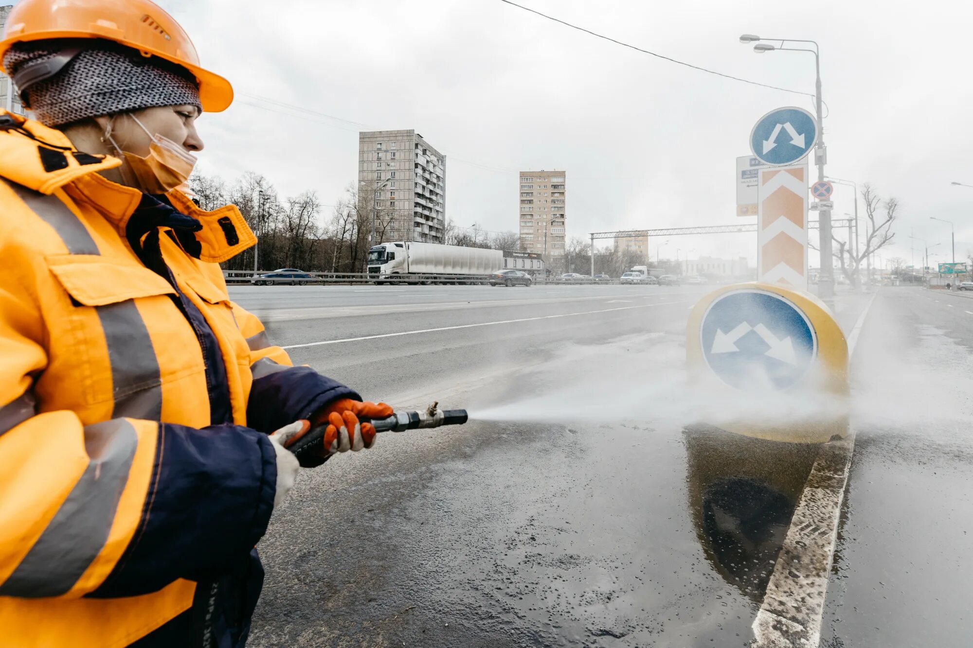 Моют дороги. В Москве моют улицы шампунем. Чистильщик дорог.