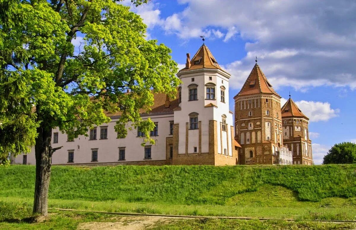 Мирский замок замки. Мирский и несвижский замки. Мирский замок стиль. Белоруссия гродно достопримечательности мирский замок. Мирный замок в белоруссии.
