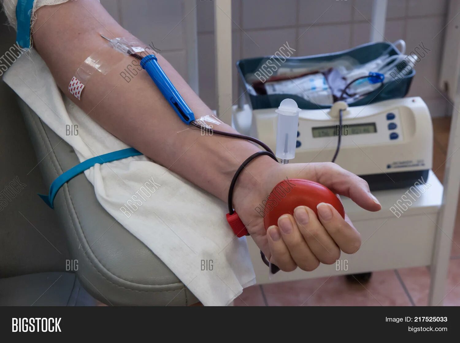 Рук донора. Аппарат для забора крови донор. Игла для взятия крови у донора.