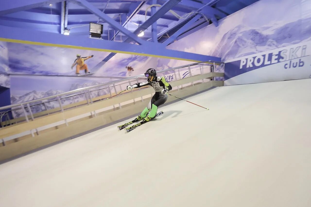 Бесконечный склон. Бесконечный склон для катания на лыжах. Горнолыжный тренажер пролески. Тредбан лыжный. Горнолыжный тренажер сокольники.