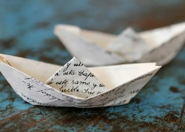 Кораблик из бумаги части речи. Бумажный кораблик. Бумажный корабль. Необычный кораблик из бумаги. Кораблик из бумаги на воде.