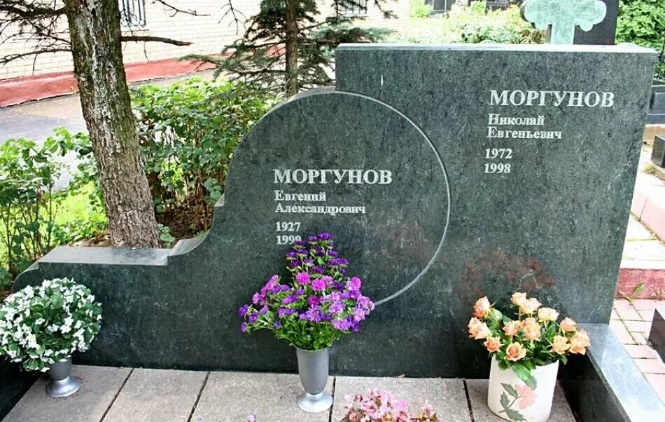 Могилы тех, кого знают и любят многие из нас