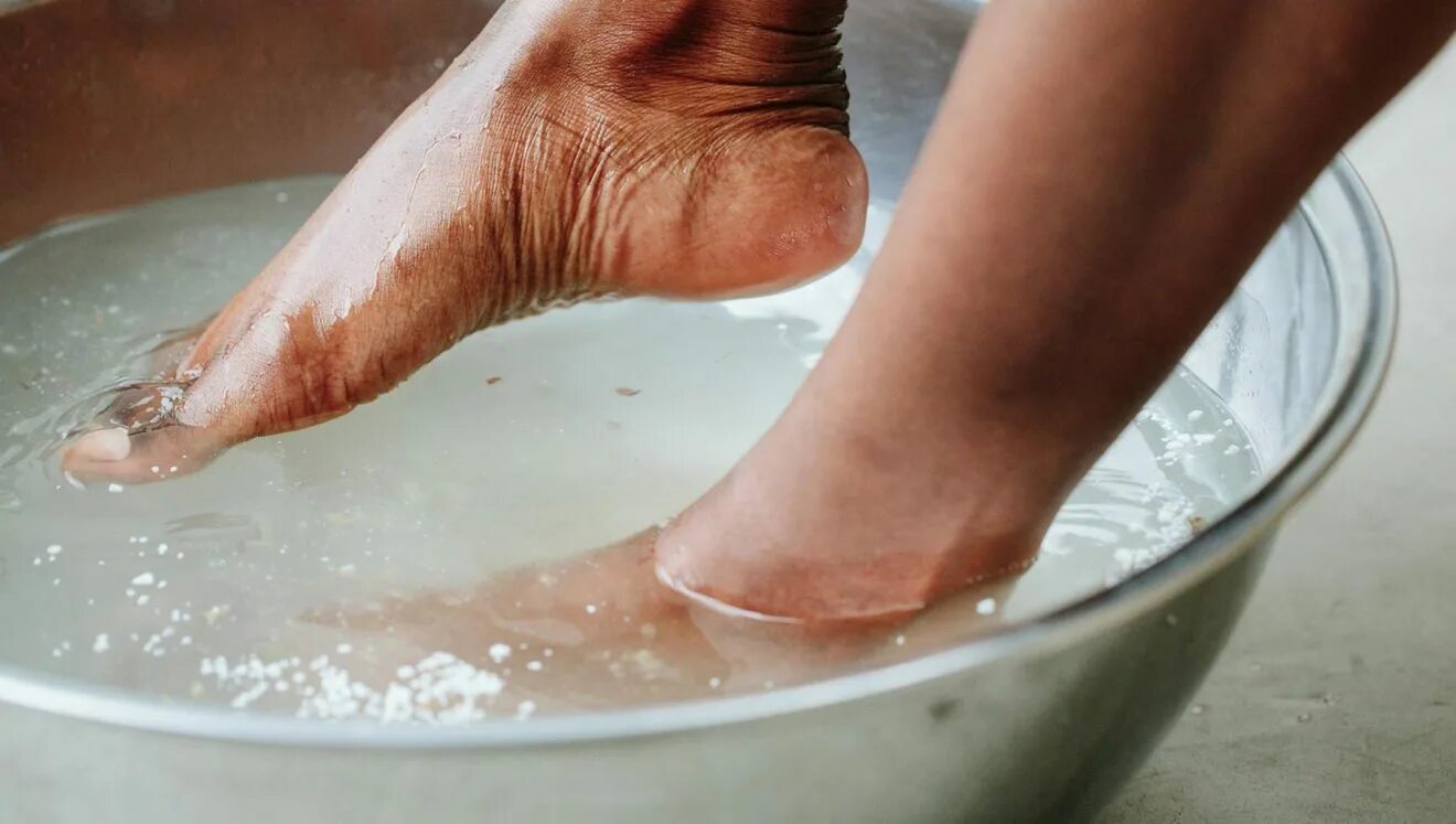 Мыть ноги мужчине. Ножки в тазике с водой. Ноги в тазу. Мытье ног.