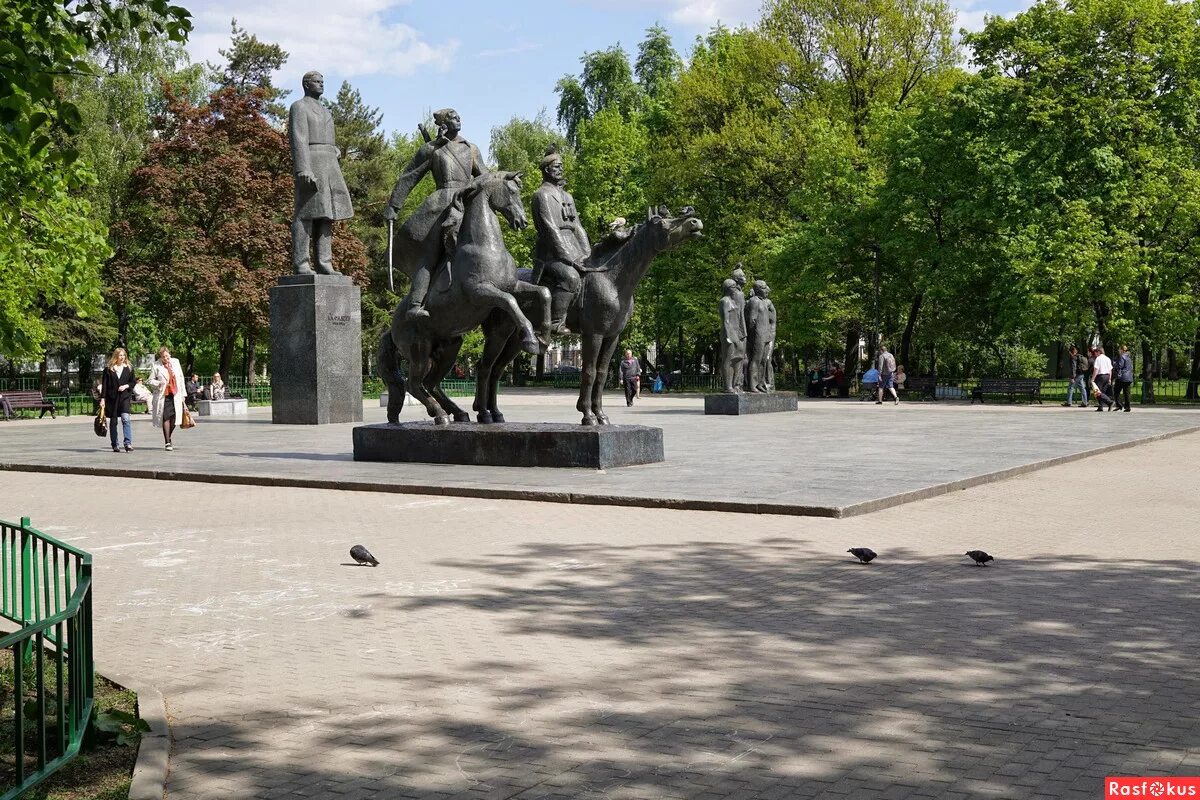 Миусская пл. Миусский сквер Москва. Памятник Фадееву на Миусской площади. Миусский сквер памятник. Москва Миусская площадь парк.