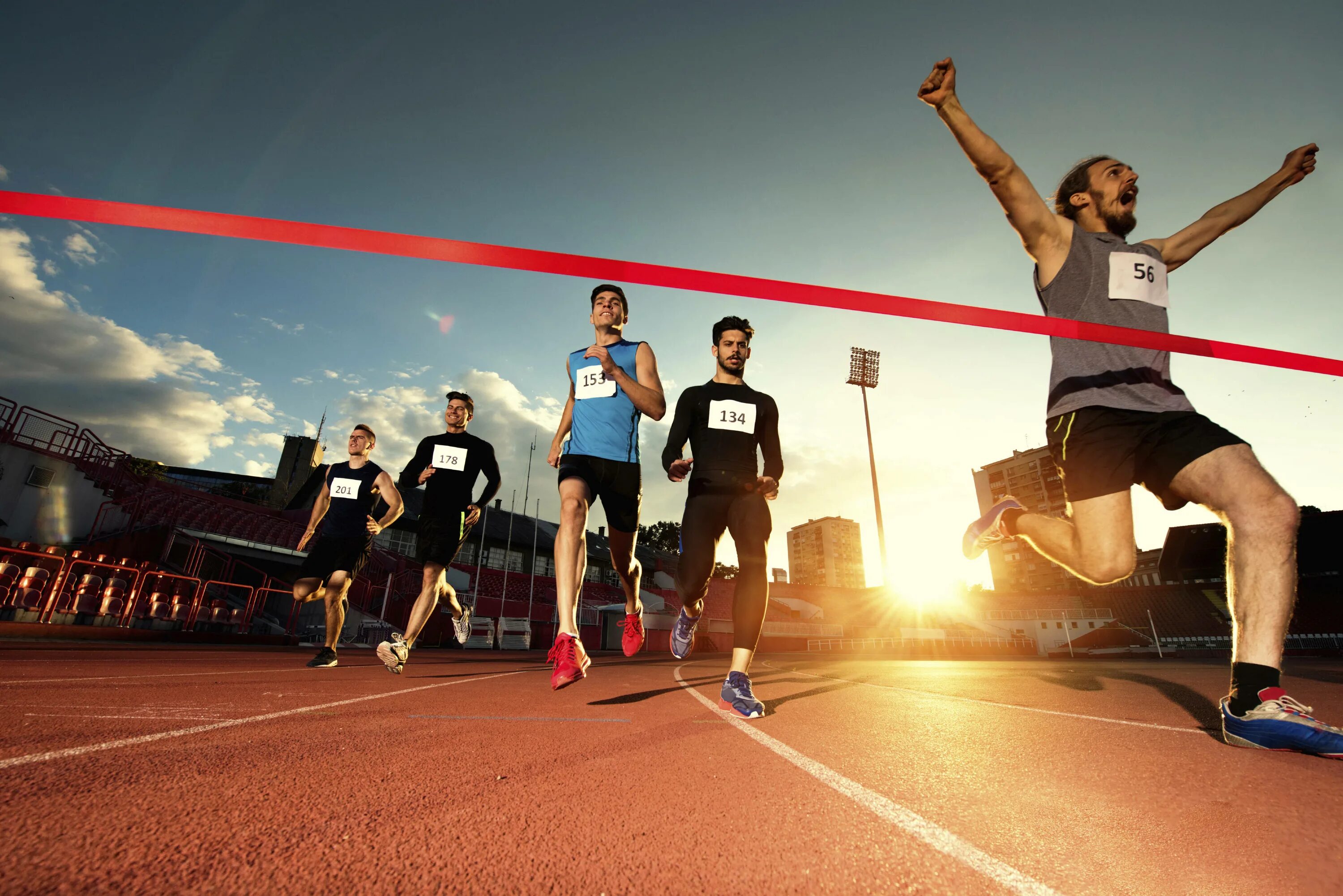 Running area. Спортсмен на финише. Спортсмен бежит. Бегуны на финише. Марафонец на финише.