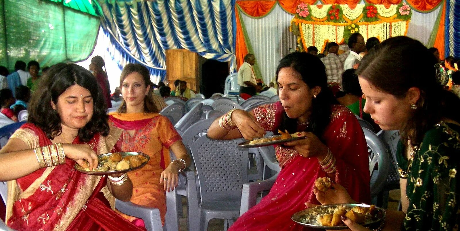 Этикет индии. Индия свадебный пир. Столовый этикет в Индии. Этикет за столом в Индии. Индийское кафе в Индии.