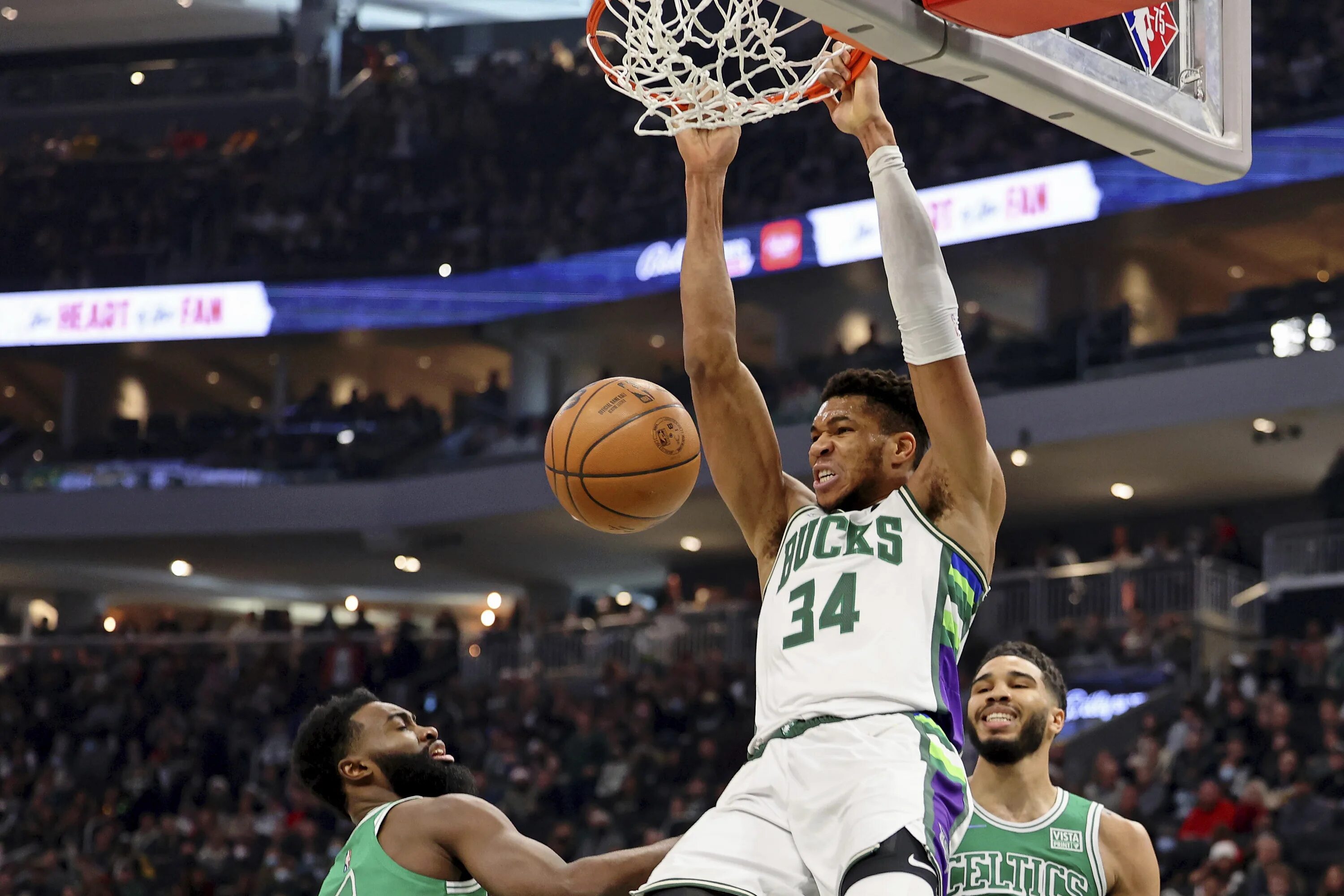 Bang sports. Boston Celtics Jaylen Brown. Giannis Antetokounmpo. Giannis Antetokounmpo Dunk. Данк мельница Бостон Селтикс.