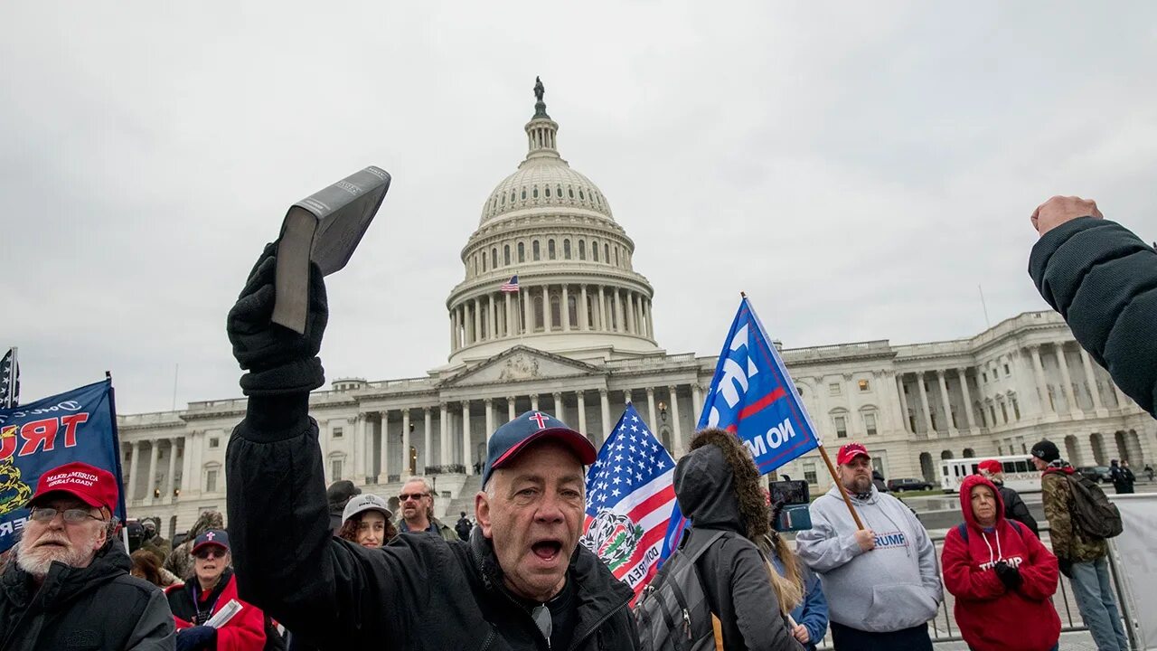 Протест против выборов. Захват Капитолия США 2021. На Вашингтон митинг. Белый дом США митинг. Протесты в США белый дом.