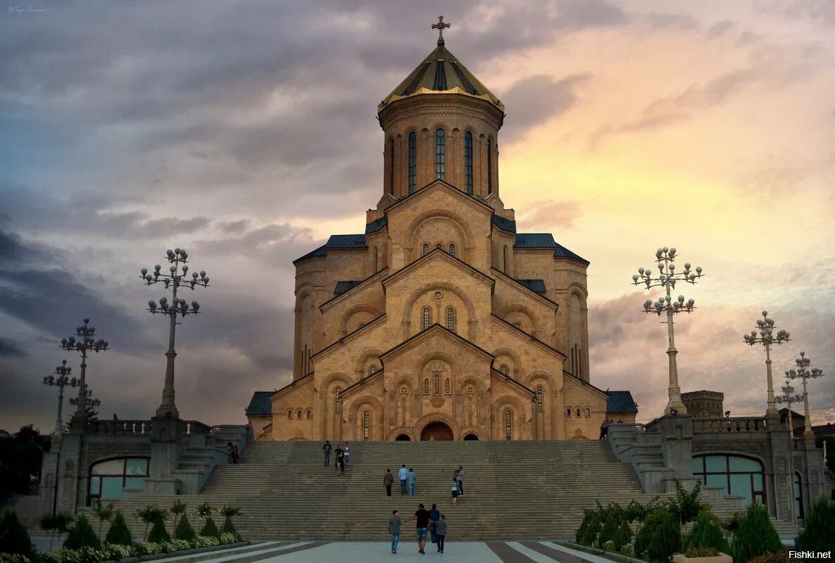 Кафедрального собора святой троицы. Кафедральный собор самеба. цминда самеба грузия. собор святой троицы (цминда самеба). кафедральный собор самеба тбилиси.
