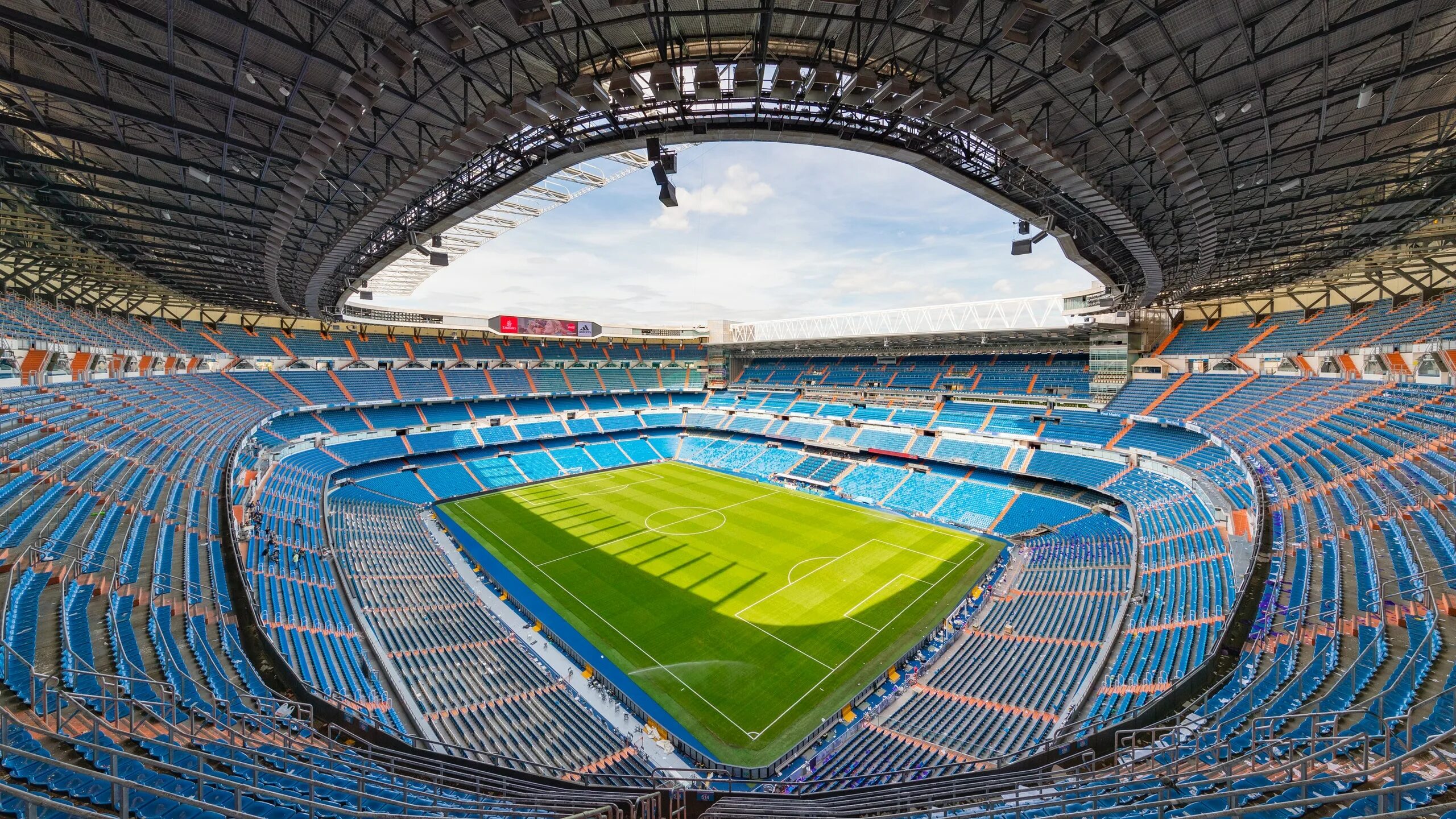 Стадион в квадратных метрах. Сантьяго Бернабеу. Santiago Bernabeu Stadium. Estadio Santiago Bernabeu. Бернабеу стадион поле.