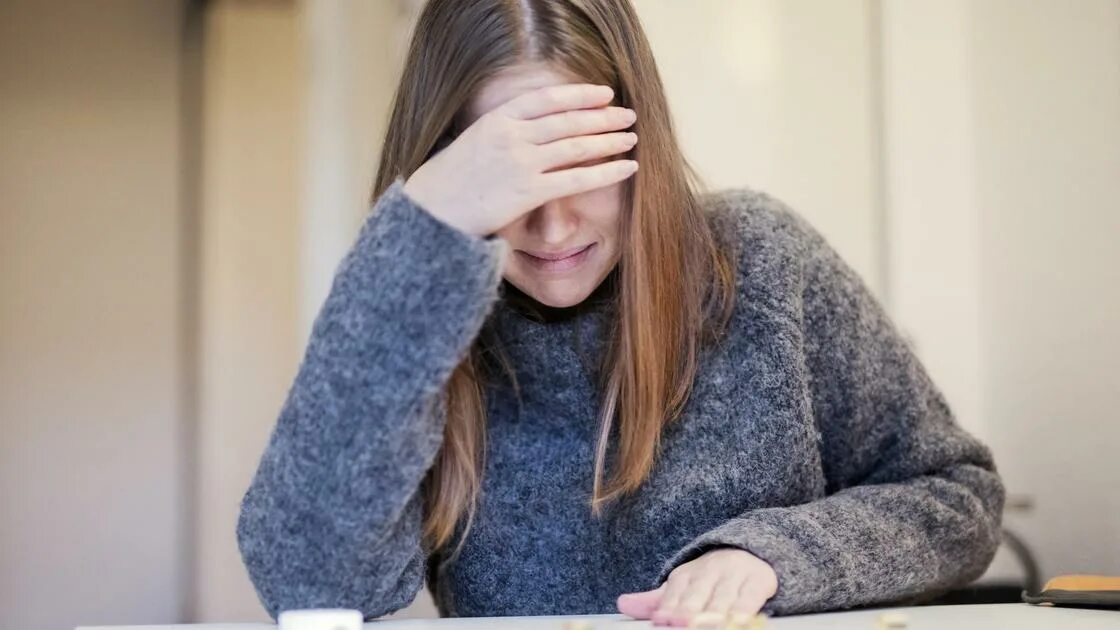 Записочки в стену плача. Плачет над письмом. Человек плачет над книгой. Письмо девушке. Девушка пишет письмо.