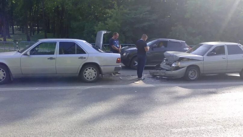 Империя вождения автошкола красноярск. Благоустройство обочин дорог. Битый мерседес w124. Автошкола регион 124. Приземление в толмачево.