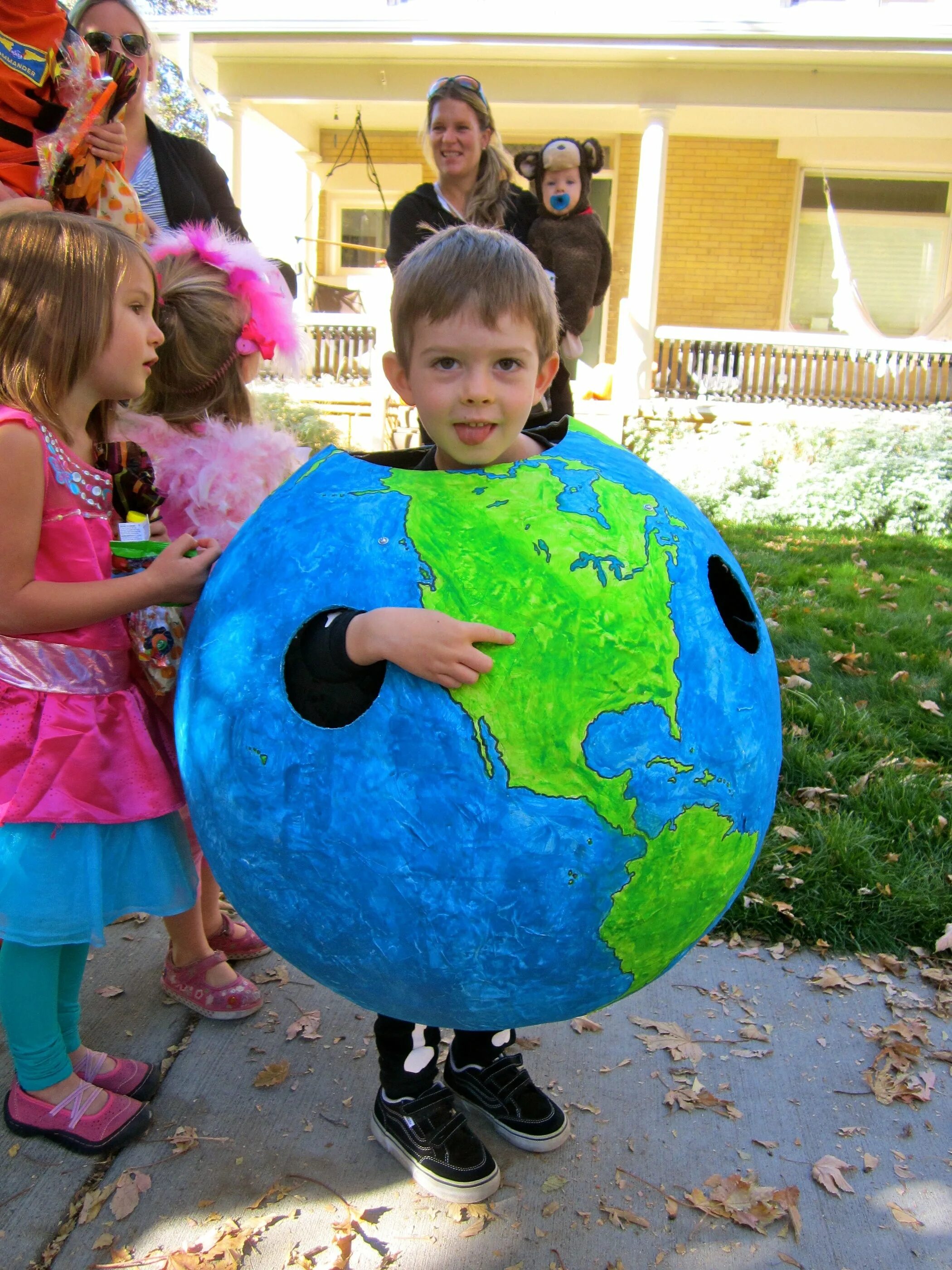 Украшать планету. Костюм земли для детского сада. День земли в детском саду. Поделка земля. День земли поделки.