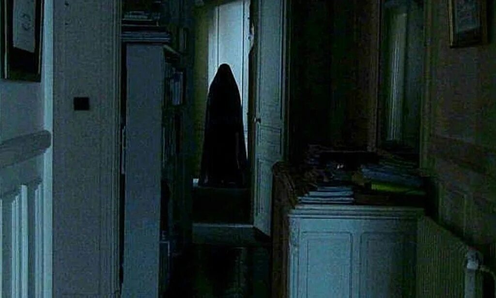 Страшный дом с призраками. Квартира с привидениями. Призрак в квартире. Призрак в квартире. Квартира с привидениями.