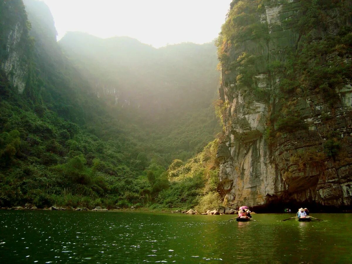 Best vietnam. Бухта во Вьетнаме Нинь Бинь. Озеро Транг. Захватывающая природа Вьетнама. Горы Вьетнама в ночи.