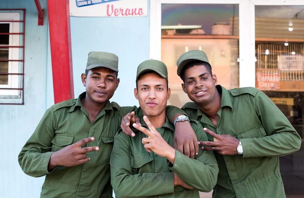 Куба остров свободы. Гавана парк кубинского «гауди». Куба ч. Республика куба гавана. Цветные машины на кубе.