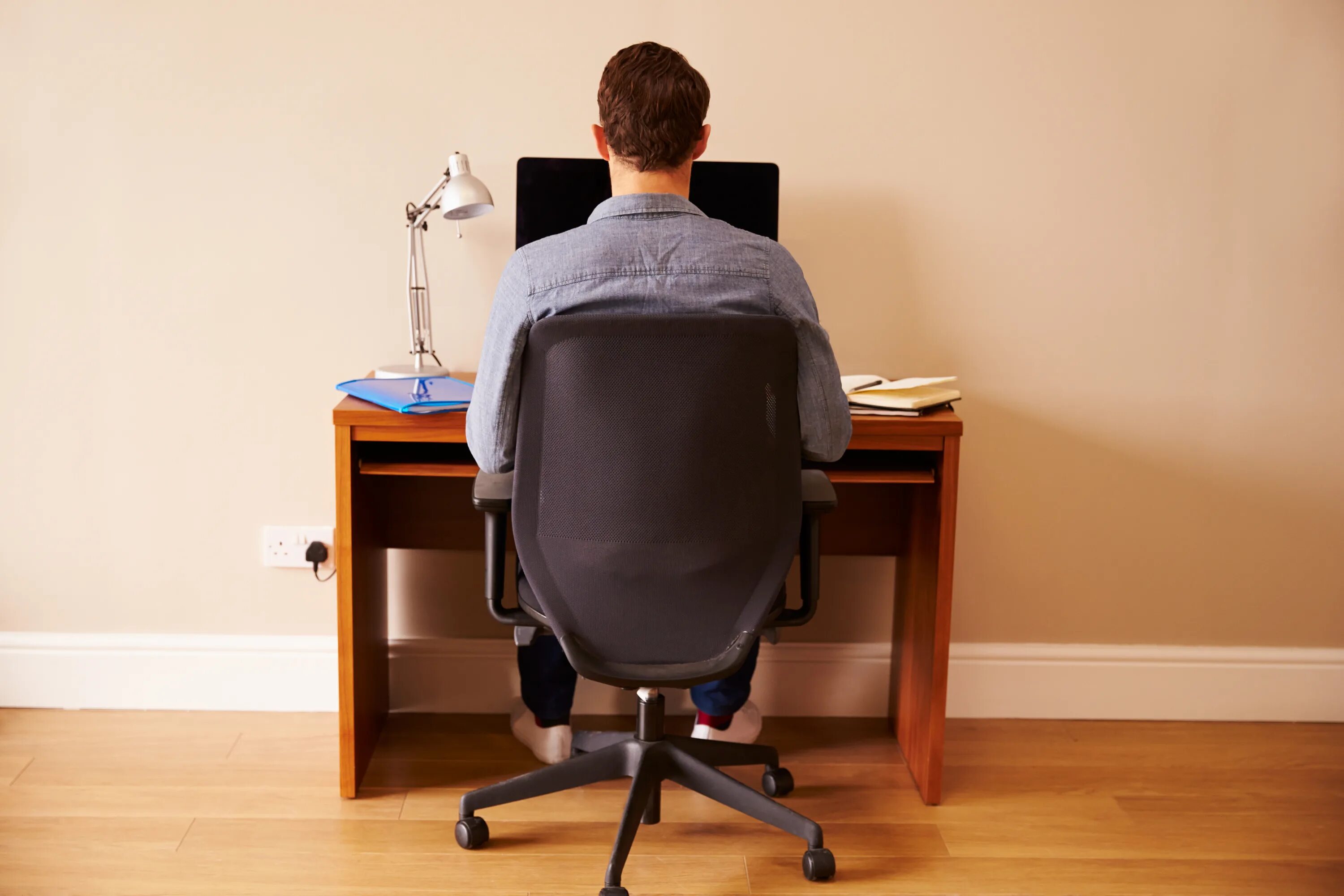 Сижу воспитываю. Человек за столом со спины. Мужчина сидит в офисе. Человек сидит за компьютером спиной.