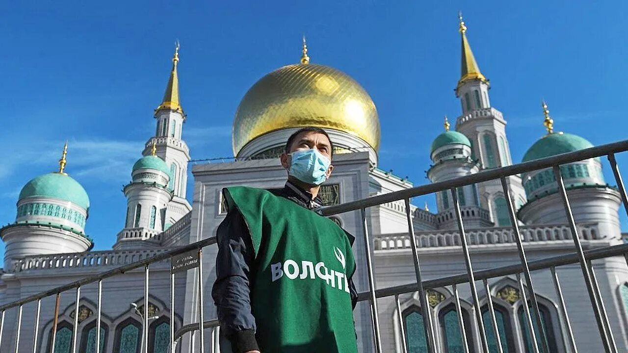 Курбан байрам жертвоприношение. Куйрам байрам в спб. Курам байрам. Курбан байрам 2023. Мусульмане у мечети в москве.