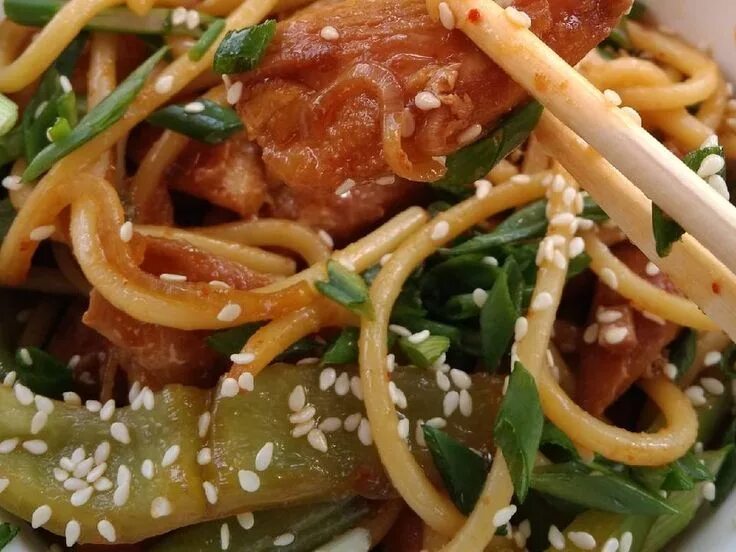 Пельмени с соусом терияки. Курица терияки с макаронами. Спагетти терияки. Макароны с курицей в соусе терияки. Тальятелле траттория.