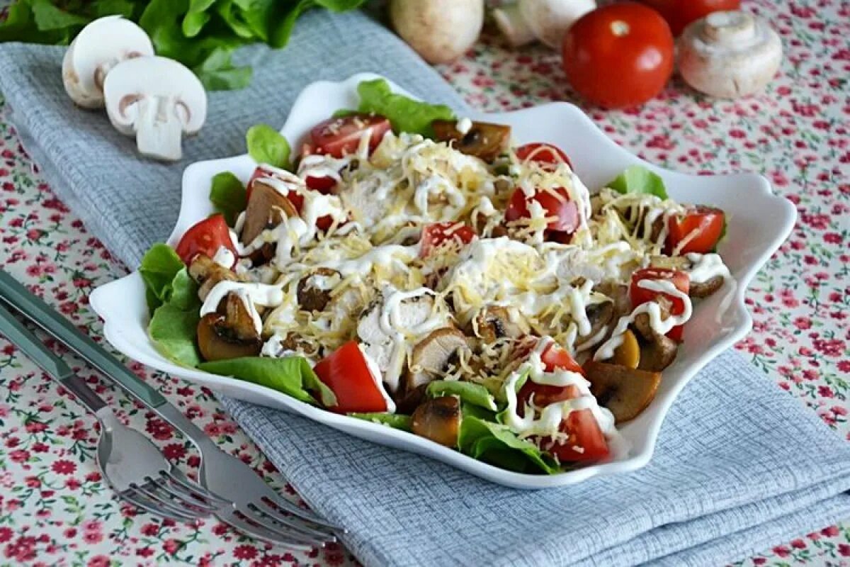 Салат с курицей и грибами. Салат с шампиньонами. Салат куриный с шампиньонами. Салат с куриной грудкой и шампиньонами