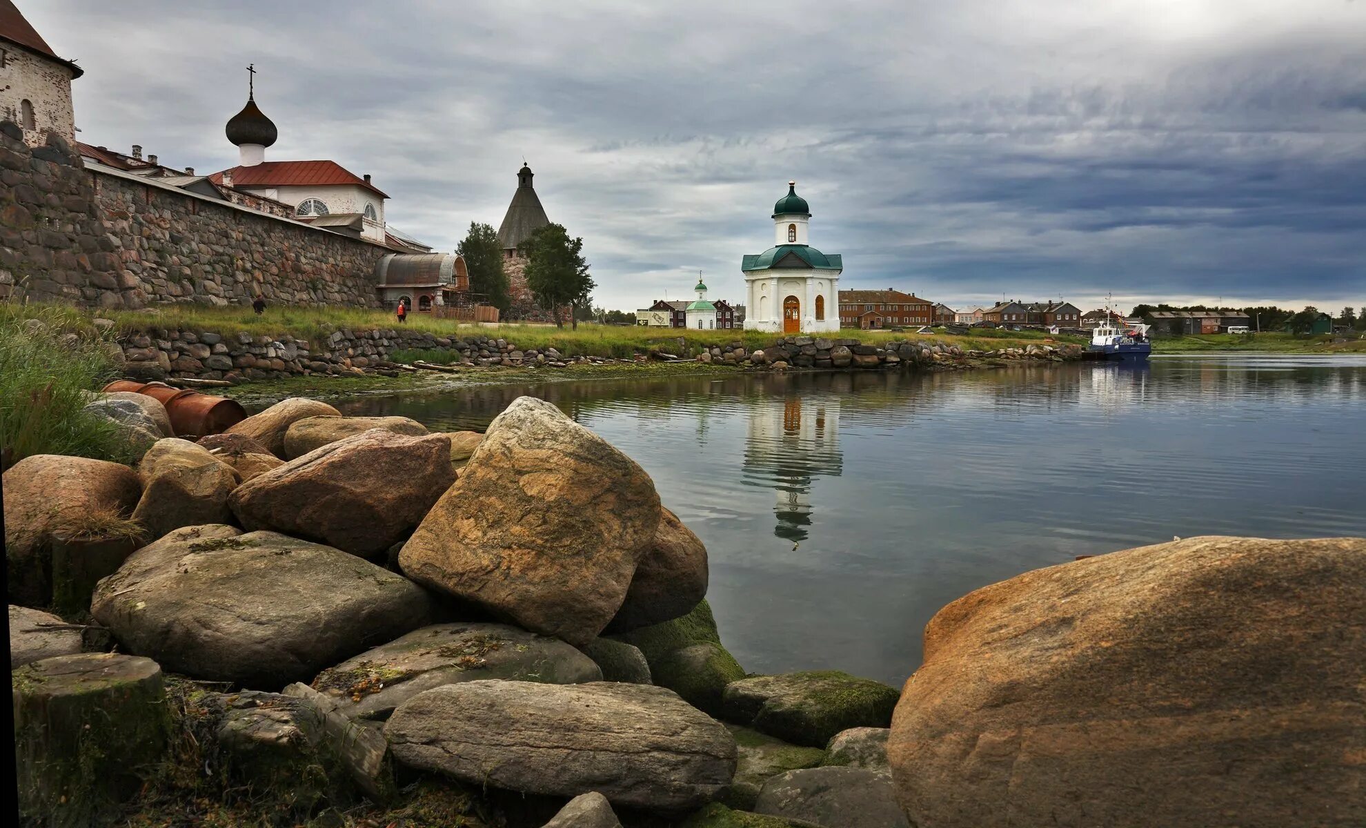 Соловецкие острова это крупнейший архипелаг. Соловецкий монастырь stock. монастырь на севере питера. валун с соловецкого острова картину. изображение руси.