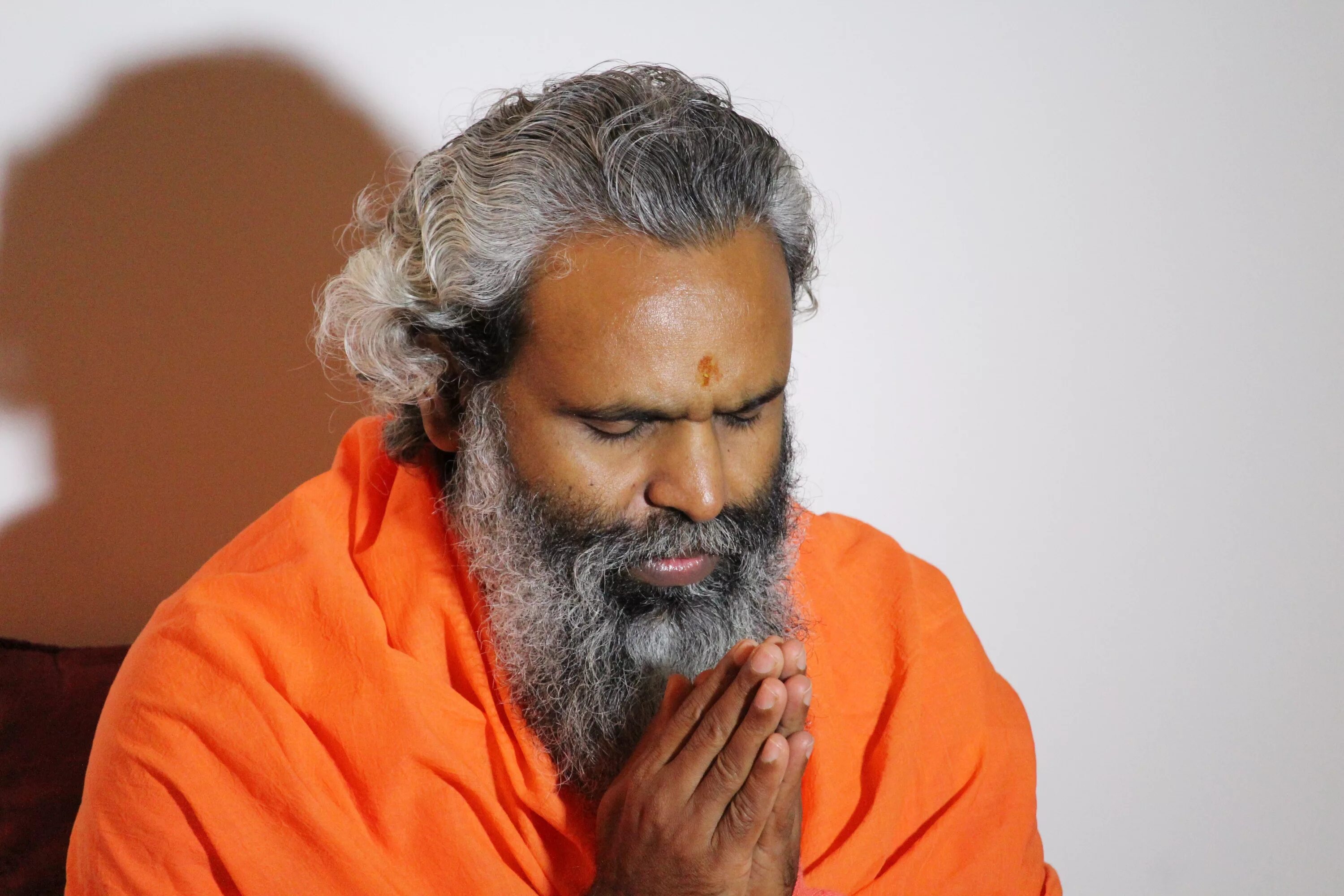 Фото гуру. Индус. Индийский гуру. Индийские учителя йоги. Индусы в оранжевом.