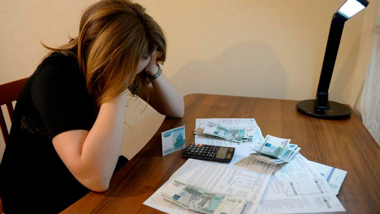 Долги бывших собственников квартир. Долги по жкх. задолженность по квартире. человек в долгах. женщина платит за квартиру.