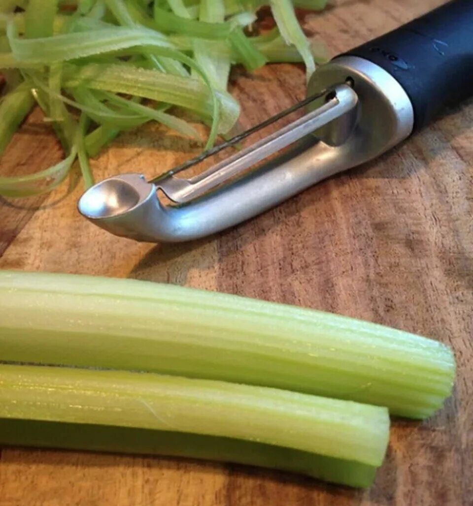 Чистка сельдереем. Сельдерей с ножом. Способ и применения овощечисткой. Как почистить сельдерей. Картофелечистка кукуруза.